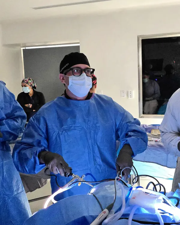 El Dr. Aceves realizando una artroscopia