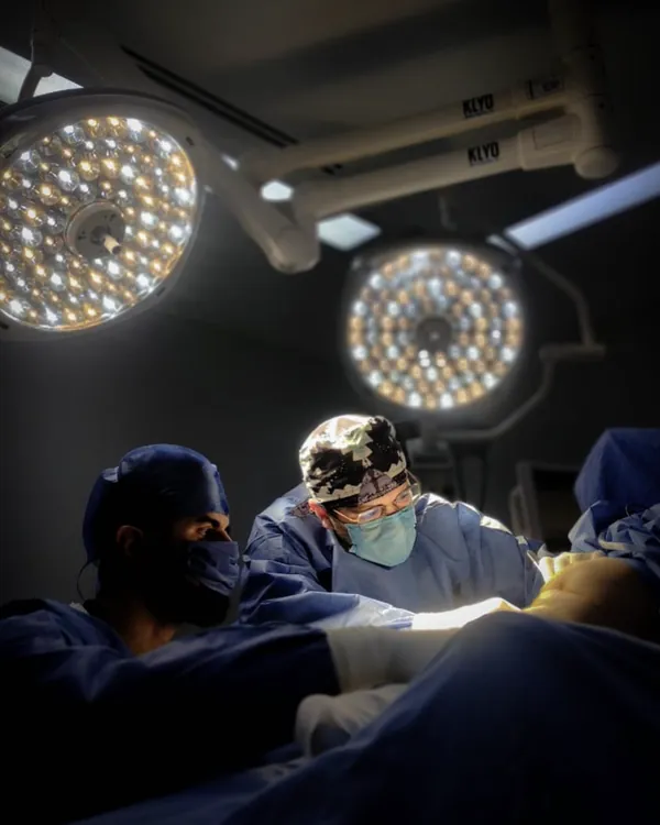 El Dr. Aceves durante una cirugía bajo las lámparas del quirófano